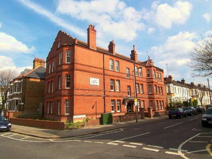 3 Bedroom Flat To Rent In Rowfant Road, London, SW17