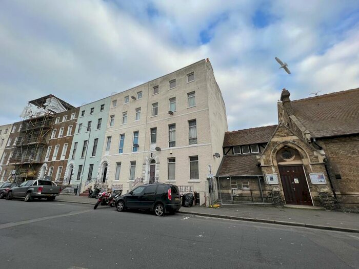 2 Bedroom Flat To Rent In Union Crescent, Margate, CT9