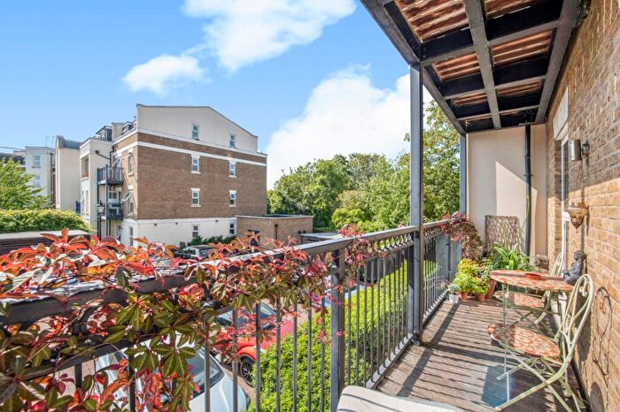 2 Bedroom Flat For Sale In Wadham Mews, Mortlake, SW14