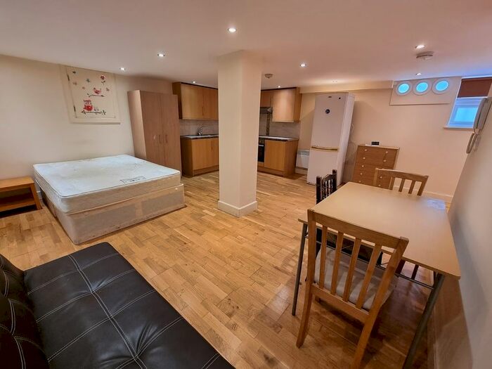 Studio To Rent In Vivian Avenue, London, NW4