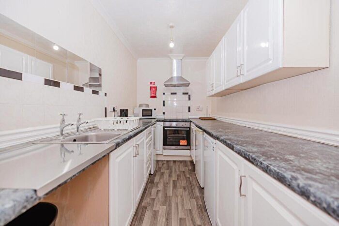 4 Bedroom Flat To Rent In L Bryson Road, Edinburgh, EH11