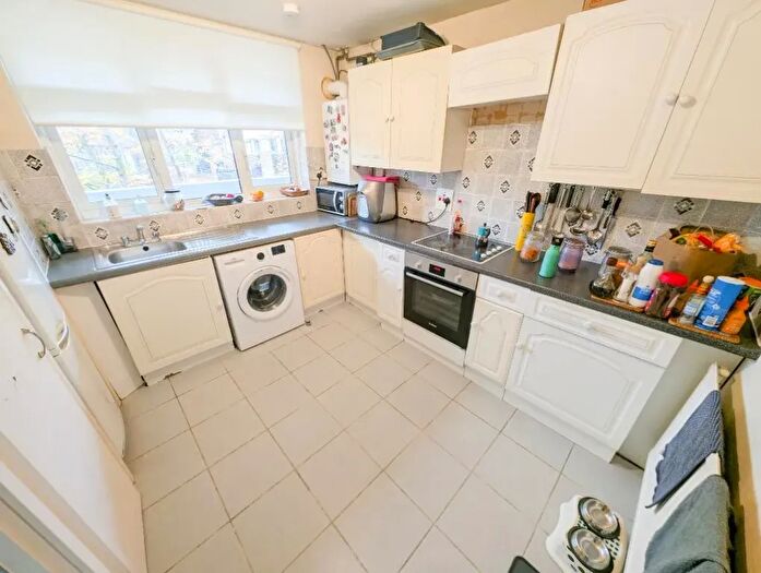3 Bedroom Flat To Rent In Hermitage Lane, London, NW2