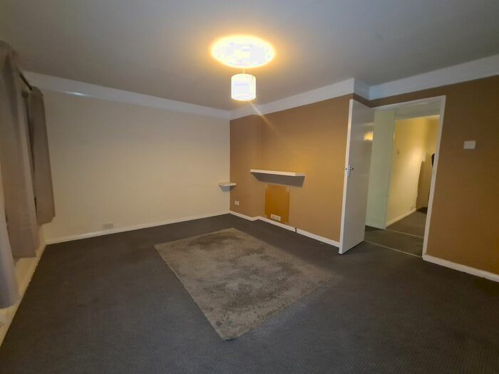 2 Bedroom Flat To Rent In Langley Road, Slough SL0
