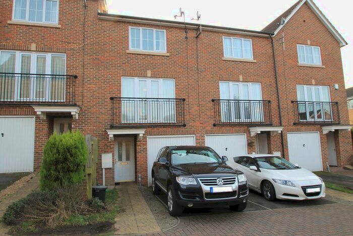 3 Bedroom Town House To Rent In Tregony Road, Orpington, BR6