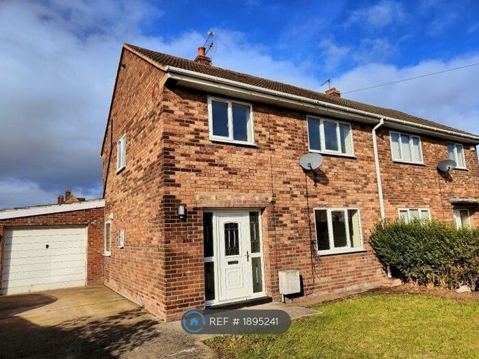 3 Bedroom Semi-Detached House To Rent In Broadway, Dunscroft, Doncaster, DN7