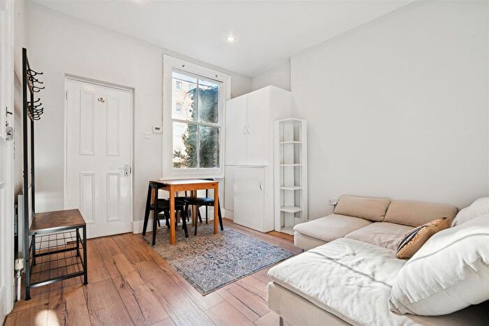 2 Bedroom Flat To Rent In Warriner Gardens, London, SW11