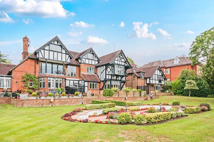 2 Bedroom Apartment For Sale In Cockfosters Road, Cockfosters, EN4