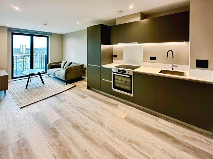 1 Bedroom Flat To Rent In Springwell Gardens, Whitehall Road, Leeds, West Yorkshire, LS12