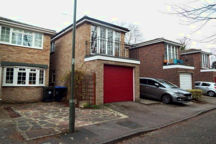 4 Bedroom Detached House To Rent In Canewdon Close, Woking GU22