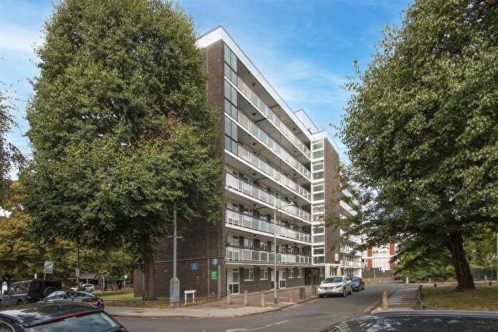 3 Bedroom Flat To Rent In Watford Close, London, SW11