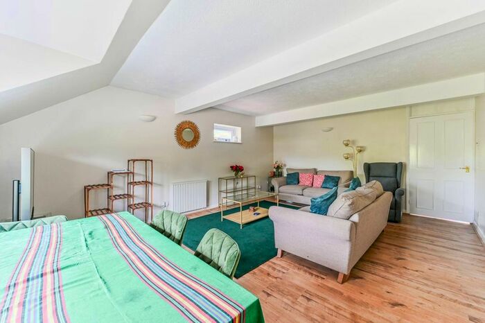 2 Bedroom Flat To Rent In Woodside Green, London, South Norwood, London, SE25