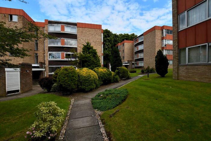 2 Bedroom Flat To Rent In White Lodge Close, Sutton, SM2