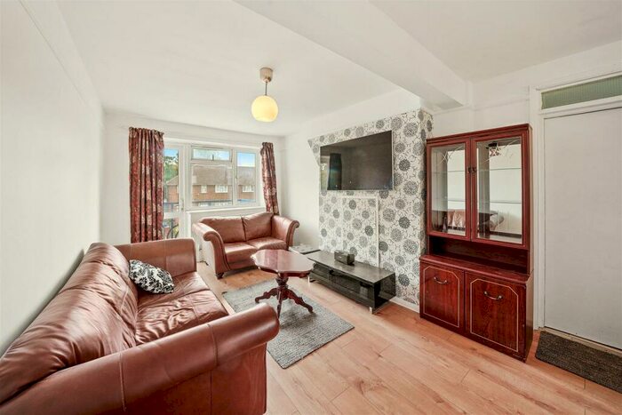 3 Bedroom Flat To Rent In Marian Way, Harlesden, London, NW10