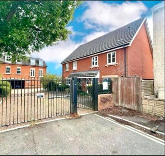 2 Bedroom Apartment For Sale In Ripley Road, Swindon, Wiltshire, SN1