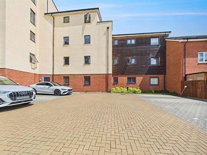 2 Bedroom Flat For Sale In Quercetum Close, Aylesbury, Buckinghamshire, HP19