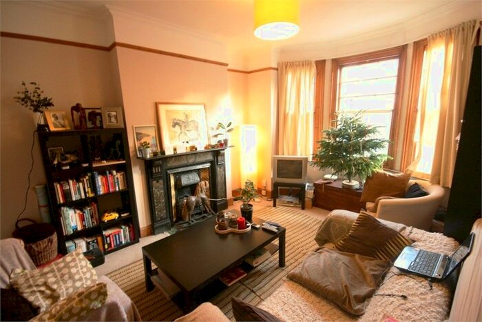 1 Bedroom Flat To Rent In Hackford Road, Oval SW9