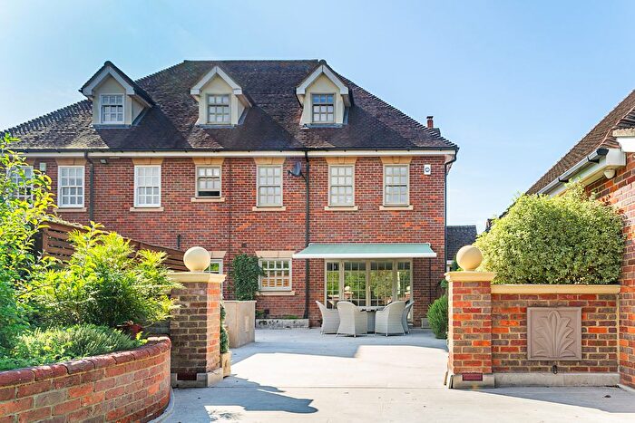 4 Bedroom Semi Detached House For Sale In Buckland Gate, Wexham, SL3