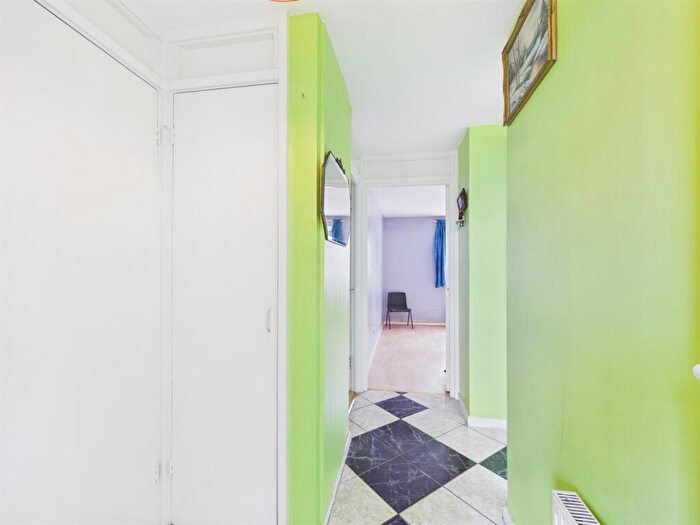 2 Bedroom Flat For Sale In Russell Road, London, N15