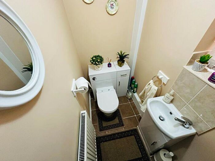 3 Bedroom Detached House For Sale In Aintree Way, Milking Bank, DY1