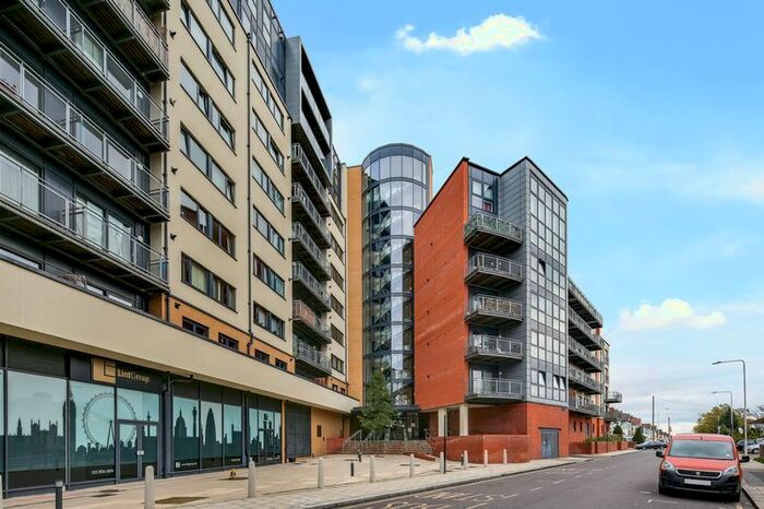 2 Bedroom Flat To Rent In Gabrielle House, Gants Hill, IG2