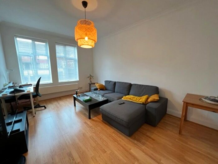 2 Bedroom Apartment To Rent In Georgian Court - Vivian Avenue, London, NW4