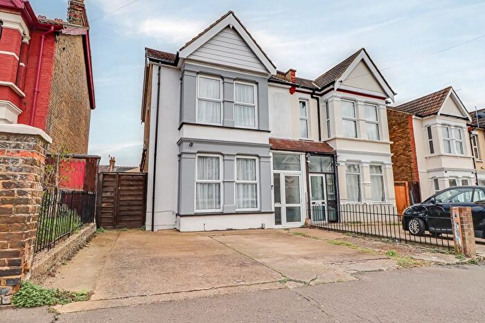 4 Bedroom Semi Detached House For Sale In Honiton Road, Southend-On-Sea, SS1