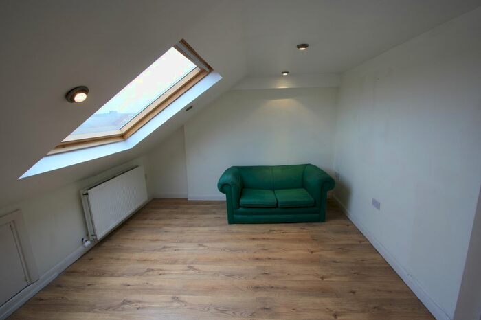 Studio To Rent In Lymington Close, London, SW16