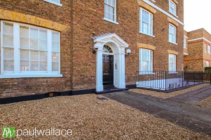 1 Bedroom Flat For Sale In Burford Street, Hoddesdon, EN11