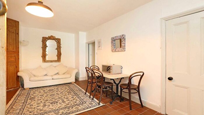 2 Bedroom Flat To Rent In St. Lukes Road, London, W11