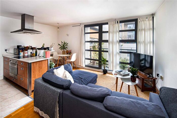 2 Bedroom Flat To Rent In Tanners Yard, Bethnal Green, London, E2