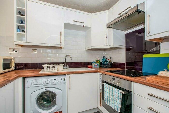2 Bedroom Flat To Rent In Saffron Court, Stratford, E15