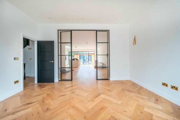 5 Bedroom Semi-Detached House To Rent In Barking, Barking, IG11