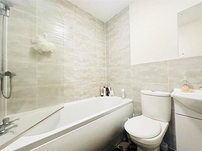 2 Bedroom Apartment To Rent In The Curve, Nottingham, NG7