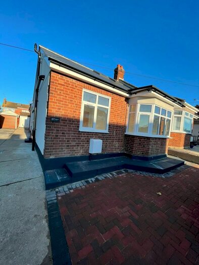 4 Bedroom Semi-Detached Bungalow To Rent In Monkswood Avenue, Waltham Abbey EN9