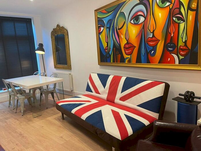 1 Bedroom Flat To Rent In High Street, Bagshot, GU19