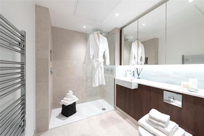 Apartment For Sale In Landmark Pinnacle, Marsh Wall, London, E14