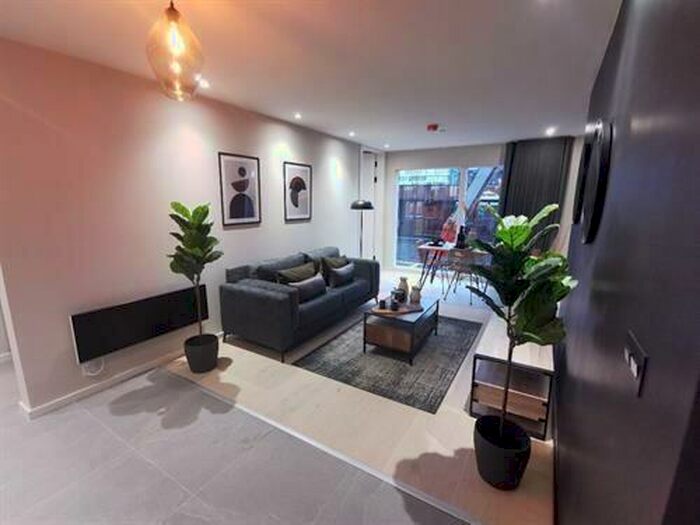 2 Bedroom Apartment To Rent In City Gardens, Castlefield, M15