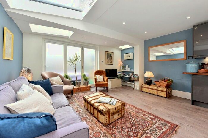 2 Bedroom Flat To Rent In Treadgold Street, London, W11