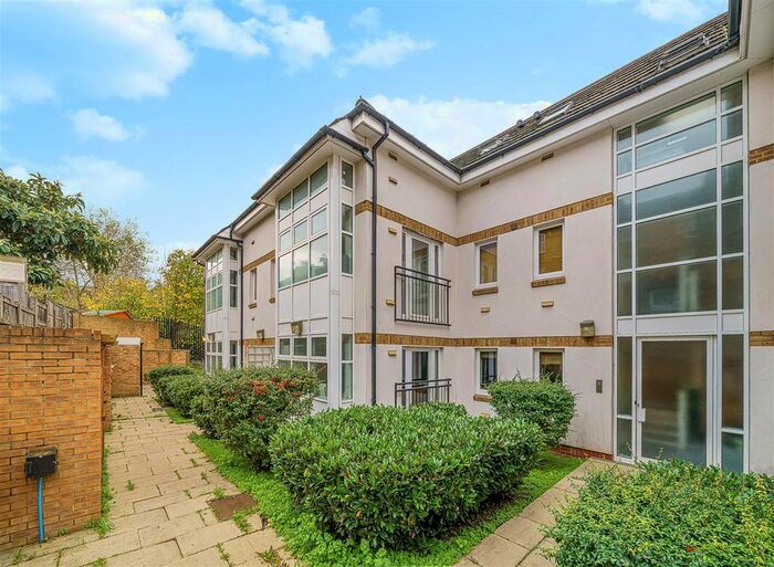 1 Bedroom Flat To Rent In Nettlefold Place, West Norwood, SE27