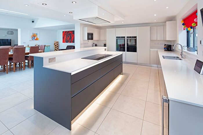 5 Bedroom Detached House For Sale In High Street, Standlake, OX29