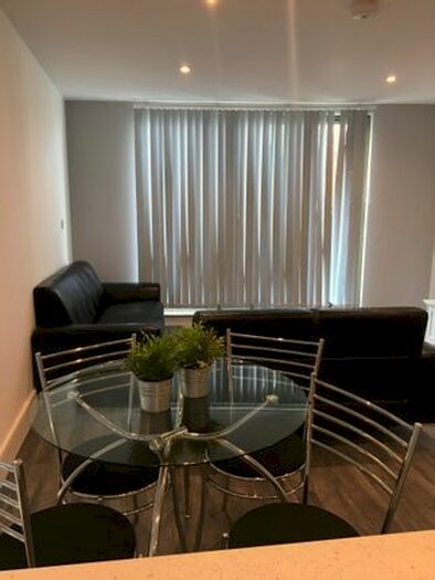 two bedroom flat to rent in hounslow