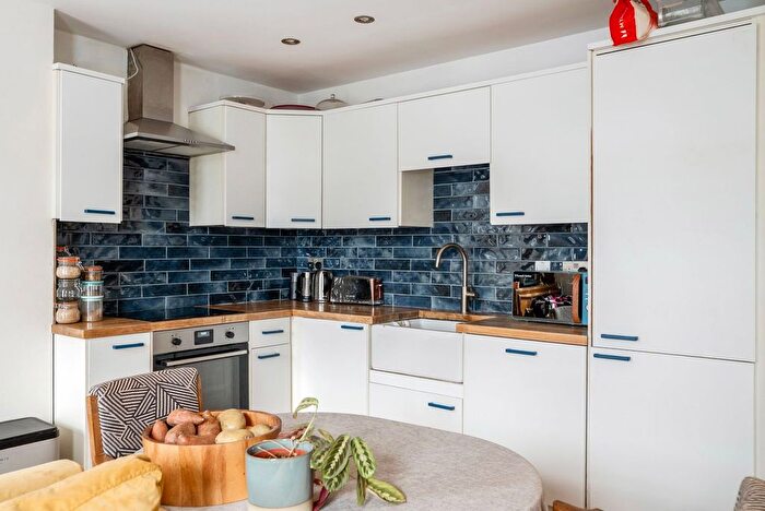 2 Bedroom Flat For Sale In Stowe Road, London, W12