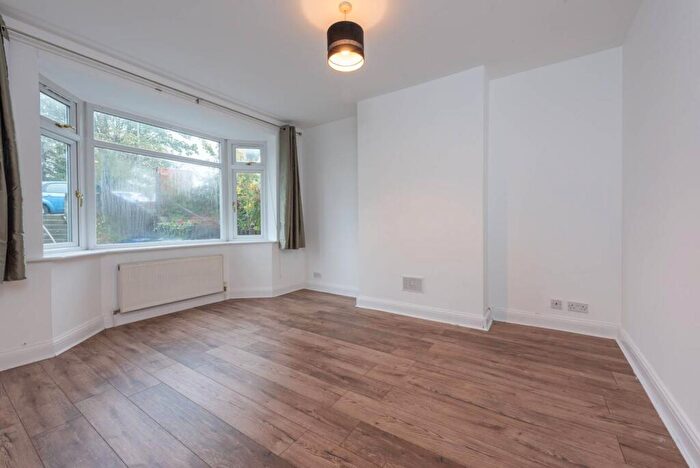 1 Bedroom Flat To Rent In Selborne Gardens, Hendon, London, NW4