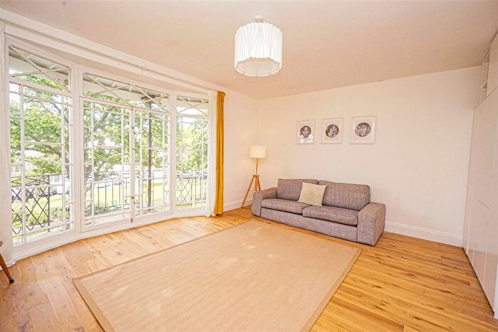 1 Bedroom Flat For Sale In Wellington Square, Hastings, TN34