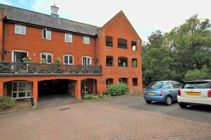 2 Bedroom Flat To Rent In Weir Pool Court, Silk Lane, Twyford, Berkshire, RG10