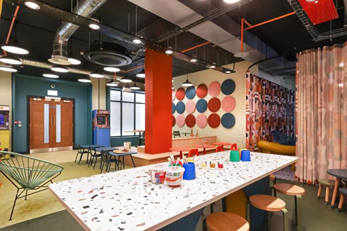 3 Bedroom Flat To Rent In Thames Quarter, Reading, RG1