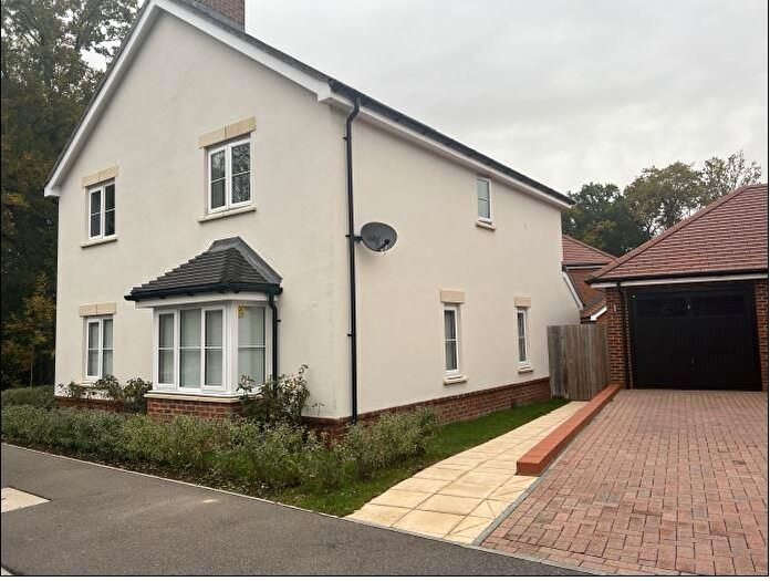 4 Bedroom Detached House To Rent In Crowthorne, Berkshire, RG45