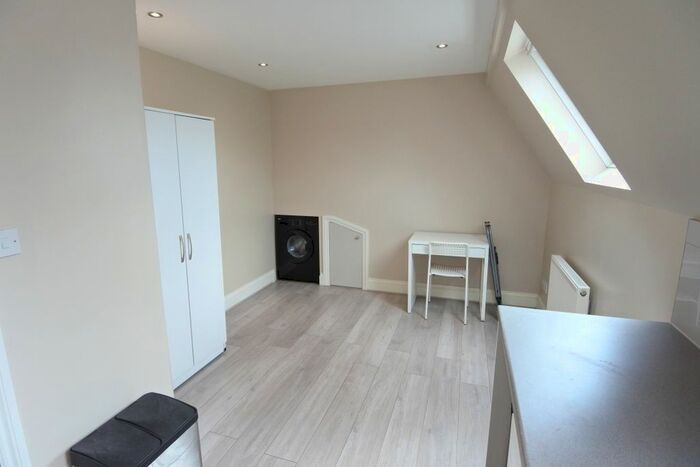 Studio To Rent In Leopold Road, Harlesden, NW10