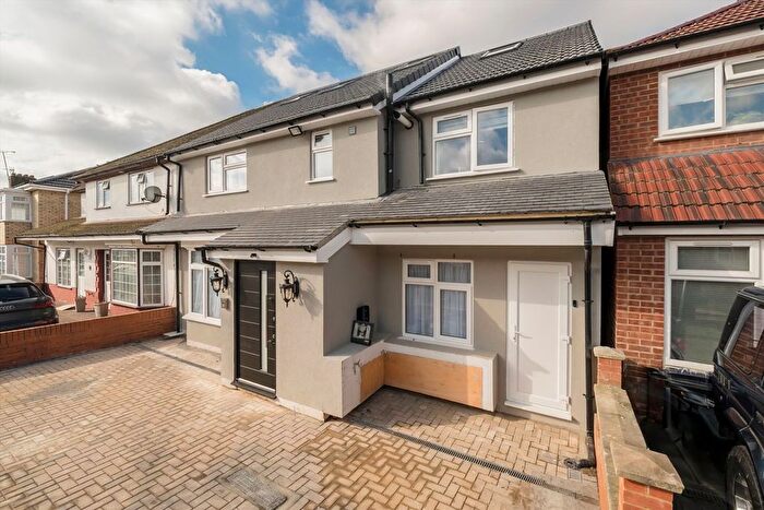 2 Bedroom Flat To Rent In Costons Lane, Greenford, UB6