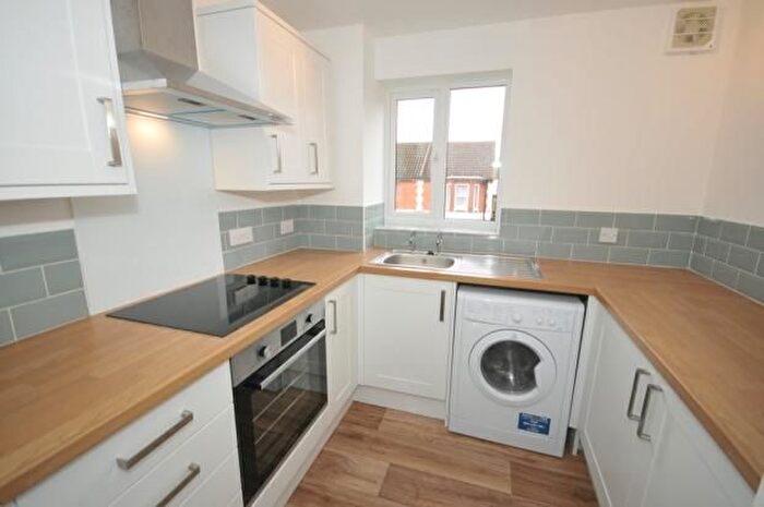 2 Bedroom Flat To Rent In Ascot Court, Aldershot, GU11